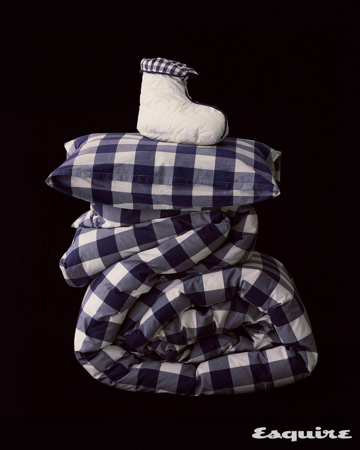 수면 전후 발을 따뜻하게 유지해 주는 다운 부츠 46만원, 목 통증 완화와 척추 정렬 개선에 도움을 주는 테라퓨틱 필로 100만원, 부드럽고 내구성이 뛰어난 피마 코튼 소재 킹 사이즈 이불 커버 120만원, 100% 구스다운을 사용해 보온감이 탁월한 킹 사이즈 이불 다운 530만원 모두 해스텐스 서울.