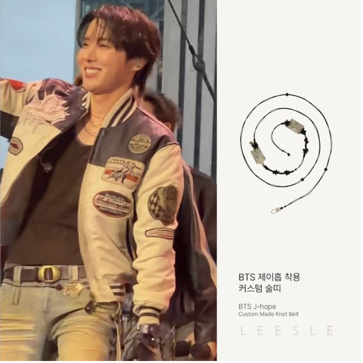장신구들을 더해 커스텀한 술띠를 허리에 착용한 제이홉 / 이미지 출처: 리슬
