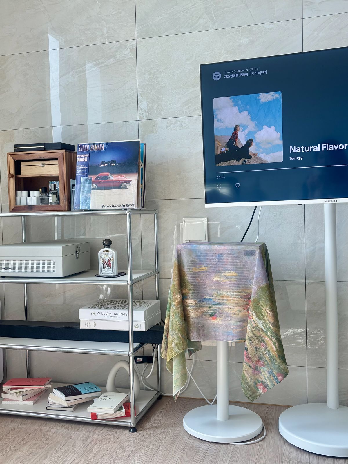 거실 장식장 위 티코스터와 바디오일 공병. 쓰임을 다한 공병이 오브제로 재탄생했다. / 이미지 출처: 필자 촬영