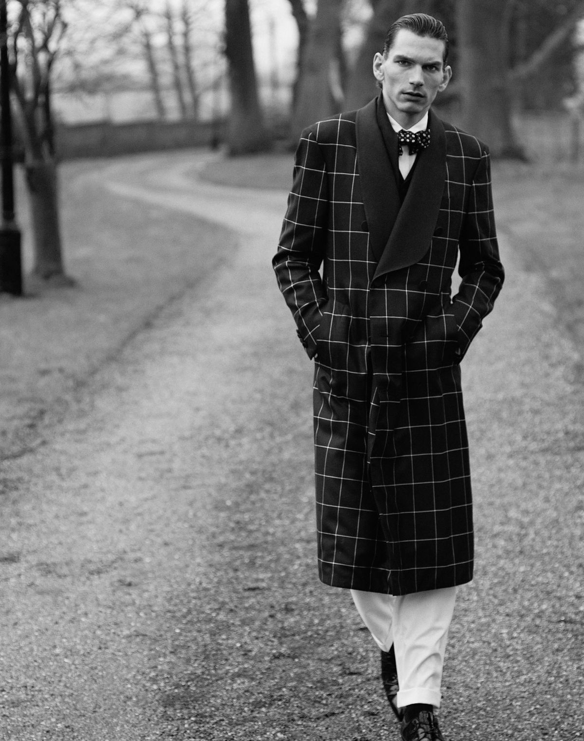  코트, 웨이스트코트, 셔츠, 팬츠, 브로그, 보타이 모두 던힐. 