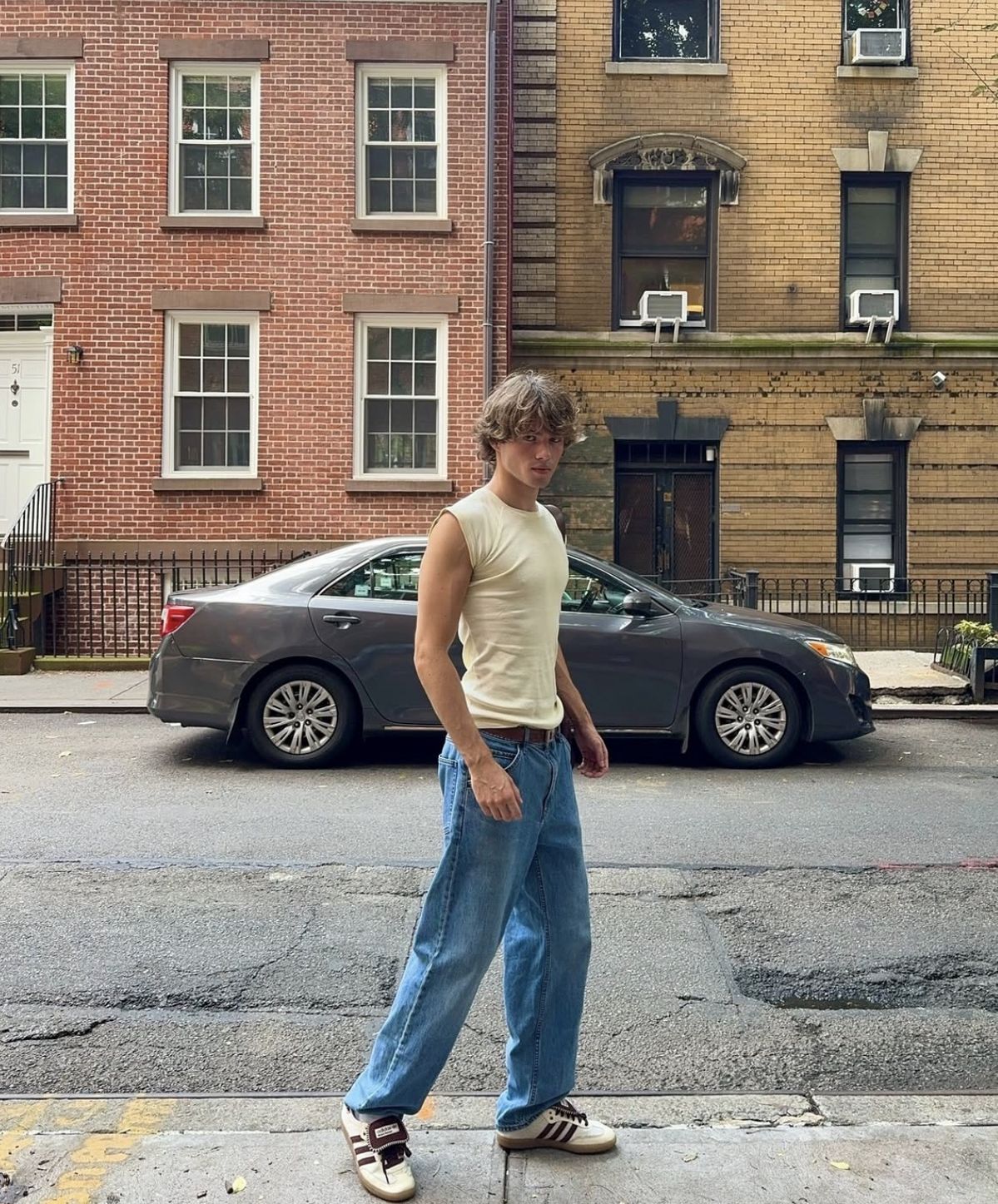 스트레이트 핏 데님 팬츠와 스니커즈를 매치하면 훨씬 더 스포티한 느낌을 살릴 수 있다. / 이미지 출처: 인스타그램 @nick.reid