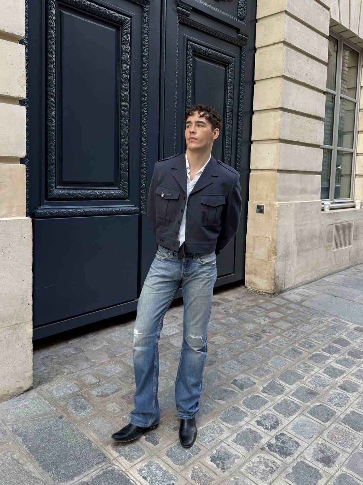 쇼츠 기장의 네이비 컬러 자켓과 슬림 핏 데님 팬츠를 더해 세련된 스타일을 완성했다. / 이미지 출처: 인스타그램 @aurimasski