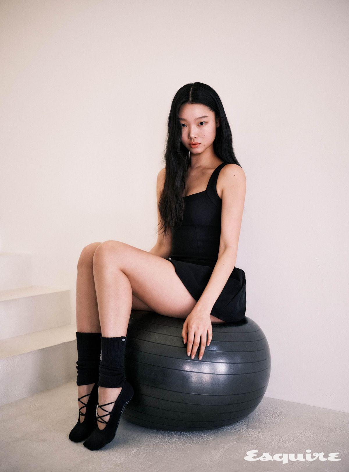 알로 소프트 브레이크 포인트 테니스 드레스, 우먼스 스트래피 사이렌 그립 삭스 모두 알로.