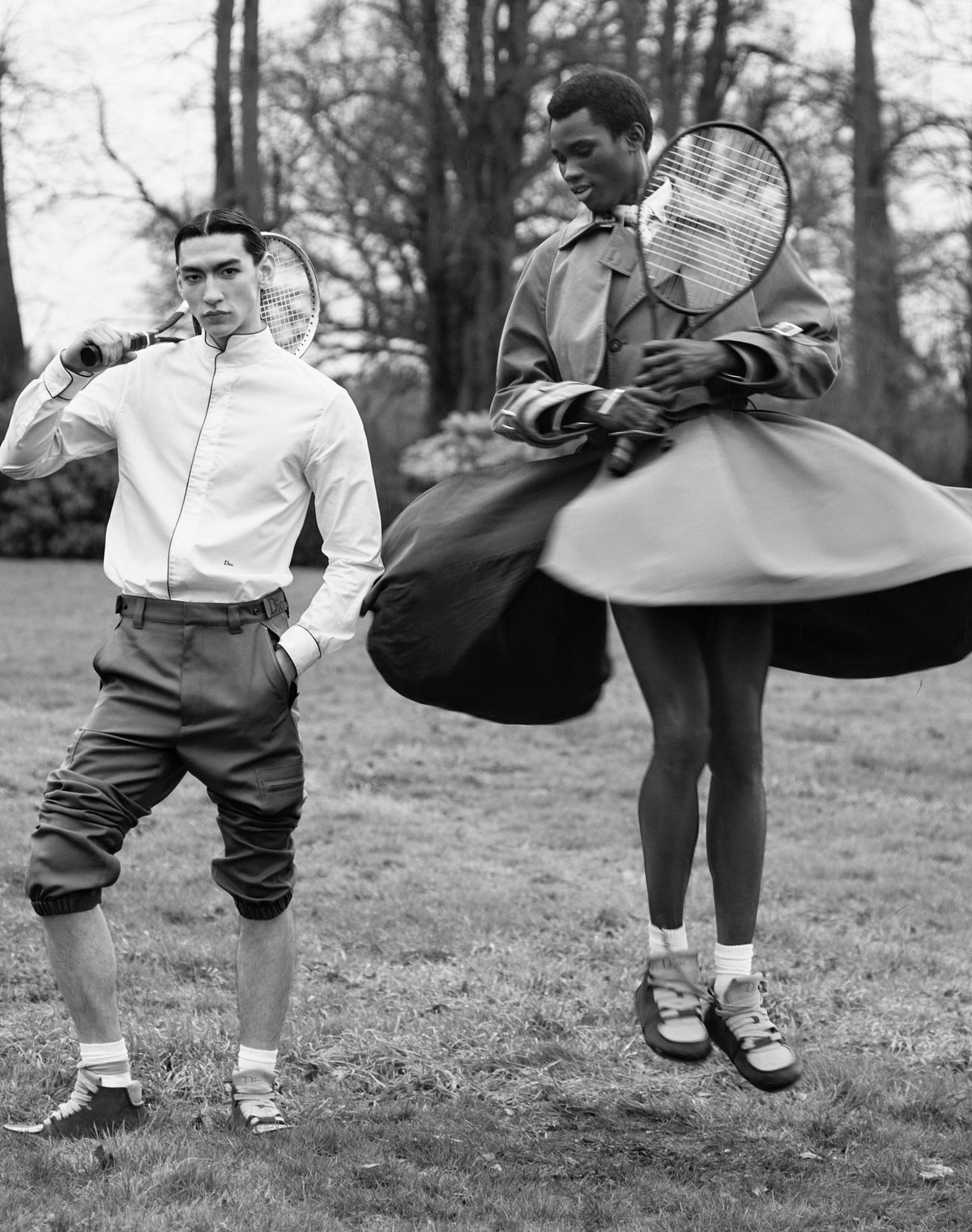  맨 셔츠, 맨 팬츠, 맨 스니커즈 모두 디올. 삭스 스타일리스트 소장품. 맨 트렌치코트, 맨 셔츠, 맨 스니커즈 모두 디올. 타이, 삭스 모두 스타일리스트 소장품.