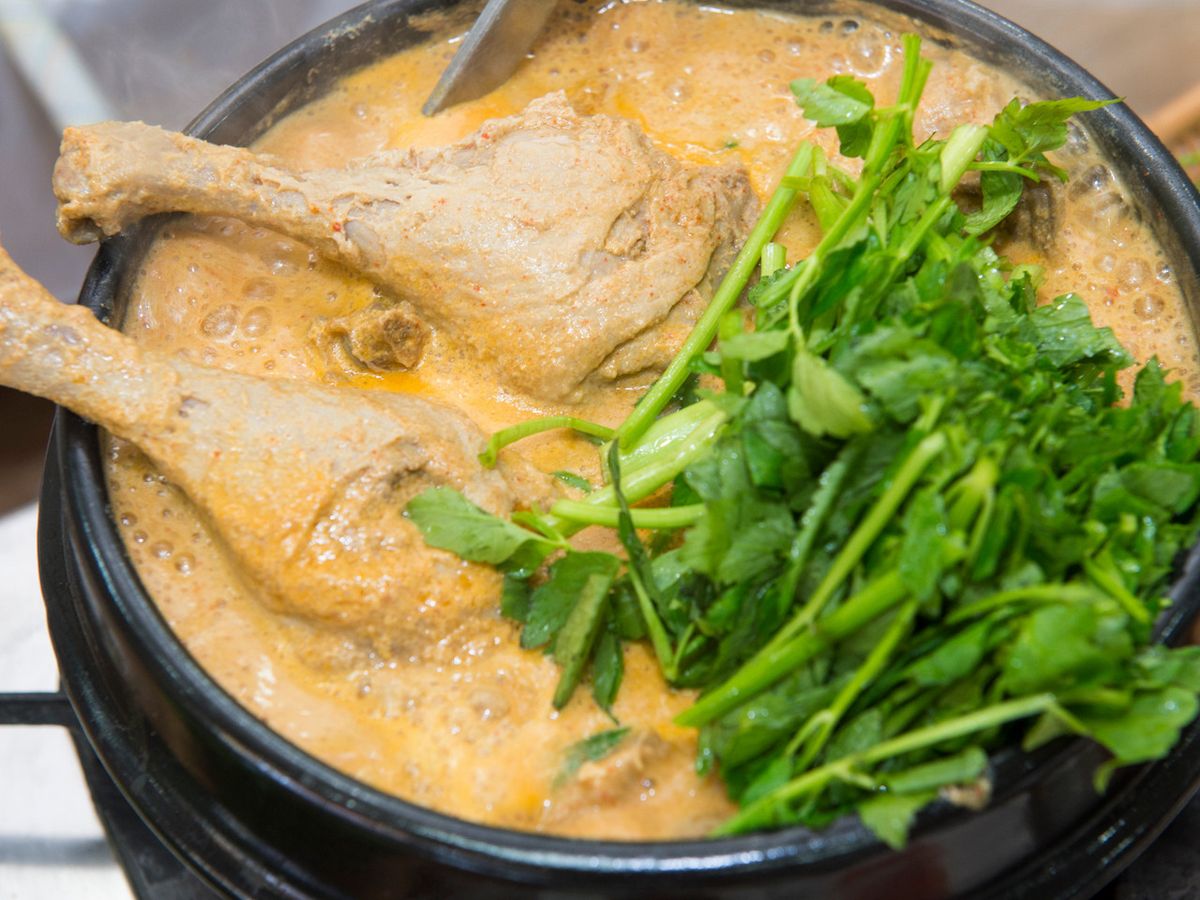 ‘오리탕’의 오리 고기는 특제 소스에 찍어 먹으면 더 맛있게 즐길 수 있다. / 출처: 영미오리탕 네이버지도 업체 제공