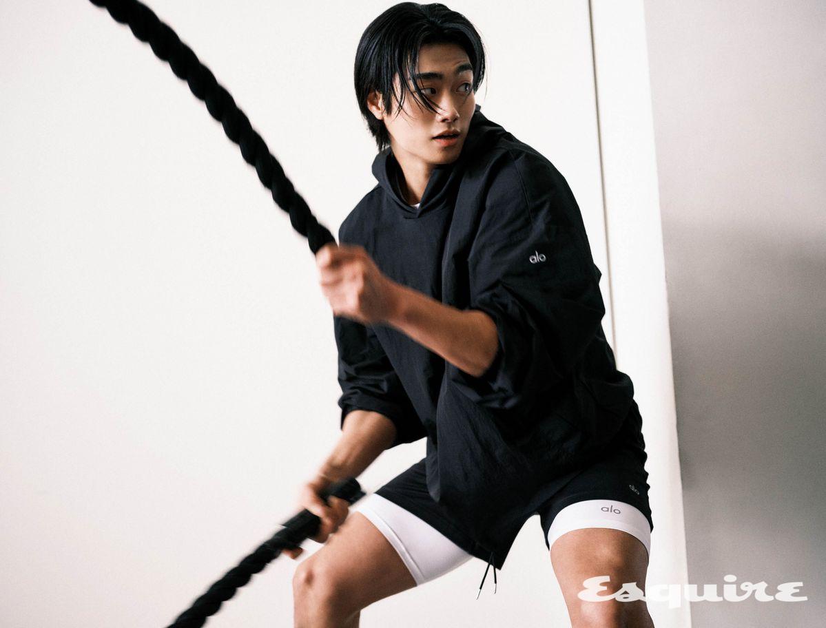 엑시드 후디드 풀오버, 컨커 리폼 크루넥 쇼트 슬리브, 컨커 리액트 투인원 퍼포먼스 쇼츠, 9인치 플라이트 컴프레션 쇼츠 모두 알로.