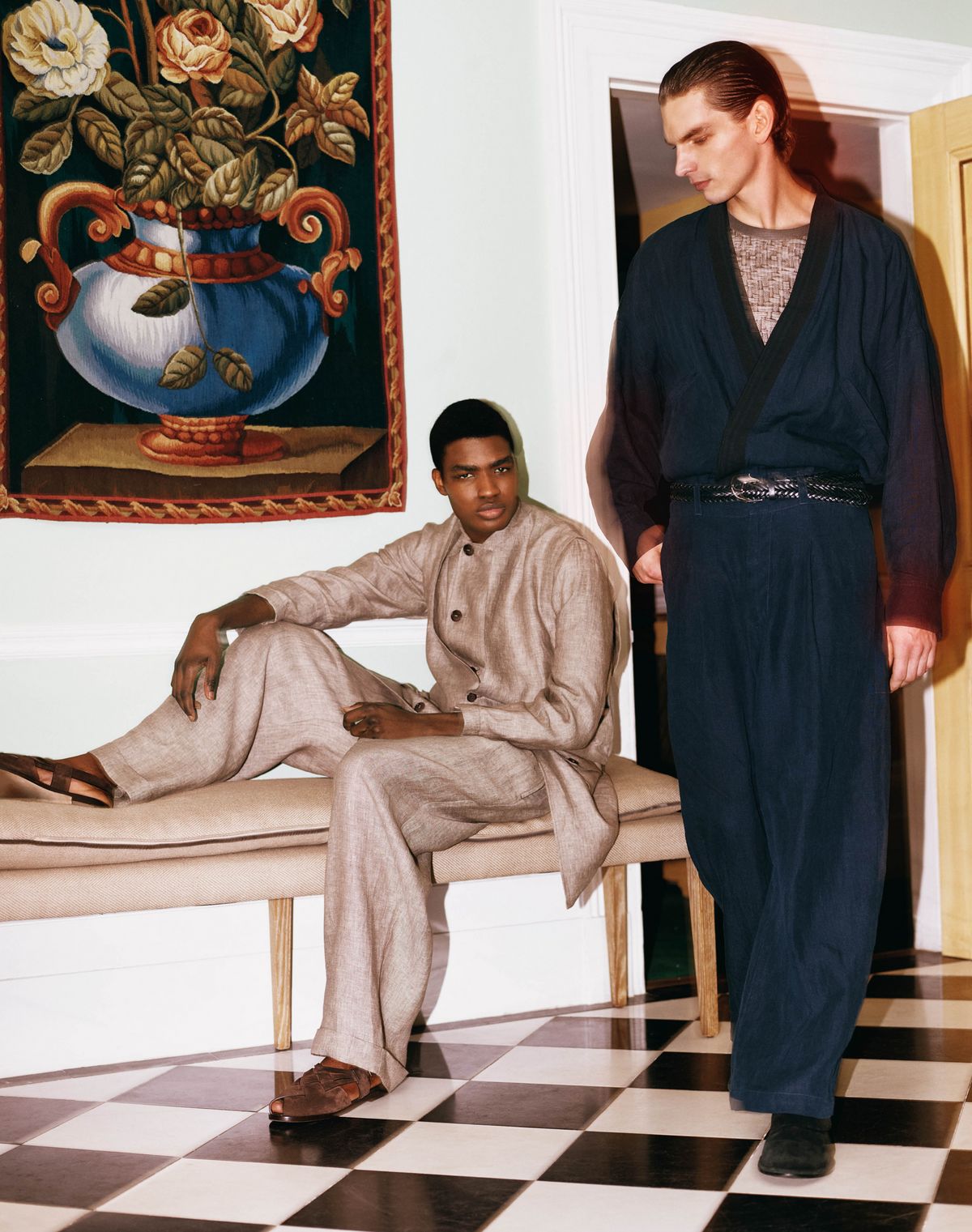  재킷, 팬츠, 샌들 모두 조르지오 아르마니. 셔츠, 톱, 팬츠, 부츠, 벨트 모두 조르지오 아르마니.