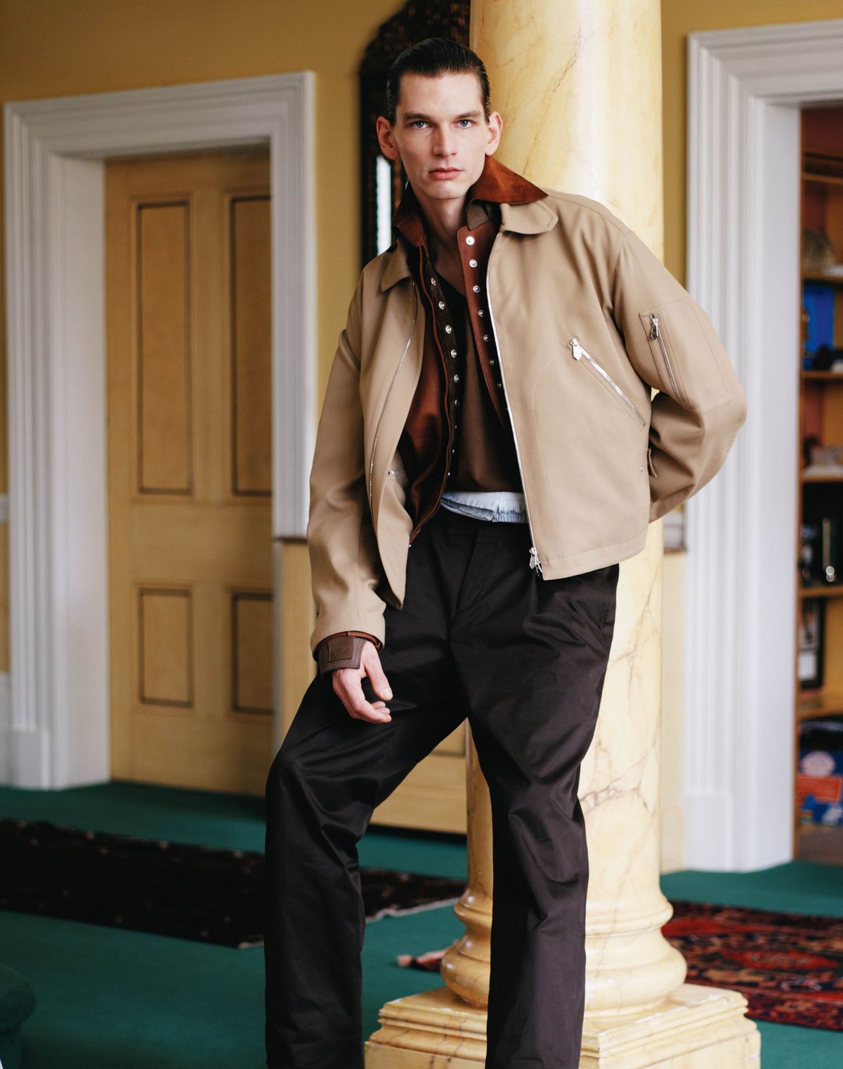 재킷, 셔츠, 니트, 팬츠 모두 에르메스.