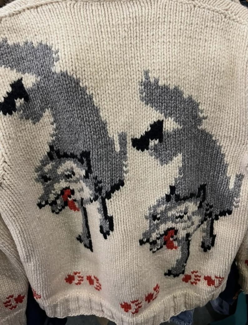 인간미 넘치는 그레이스에 맞게 새로운 디자인으로 재해석한 카디건 / 이미지 출처: 인스타그램(@glyn__dillon).