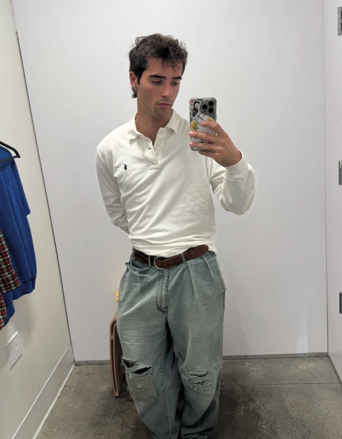 디스트로이드 디테일이 들어간 데님 팬츠와 폴로셔츠를 매치하여 빈티지 프레피 룩을 완성했다. / 이미지 출처: 인스타그램 @den1m_boy