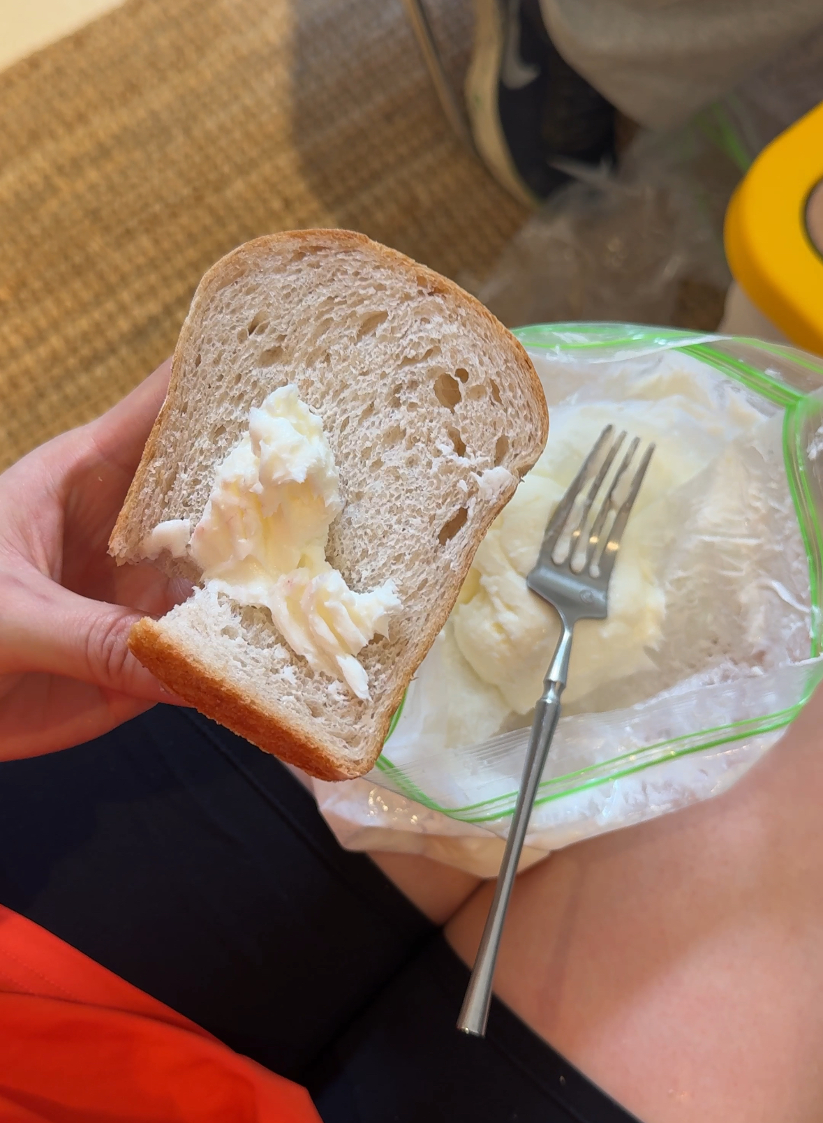 빵에 발린 버터 / 이미지 출처: 필자 촬영