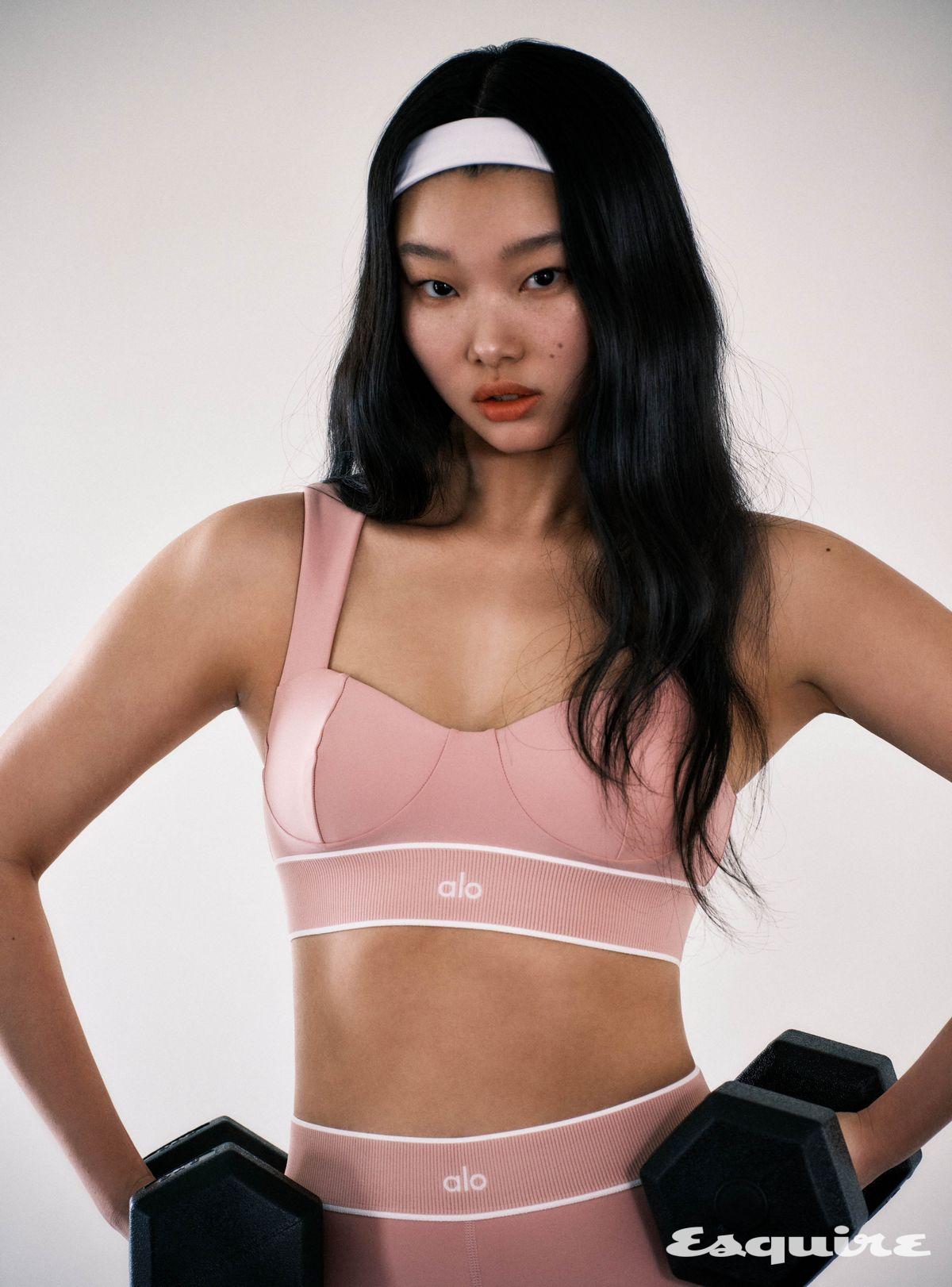 에어리프트 하이웨이스트 얼라인먼트 브라, 에어리프트 하이웨이스트 얼라인먼트 레깅스, 에어리프트 소 스무스 헤어밴드 모두 알로.