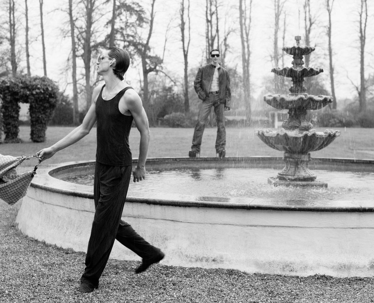 톱, 팬츠, 슈즈, 백, 선글라스, 네크리스 모두 구찌. 레더 재킷, 팬츠, 벨트, 선글라스 모두 구찌. 부츠 레오 프로트만 x 릭 오웬스.