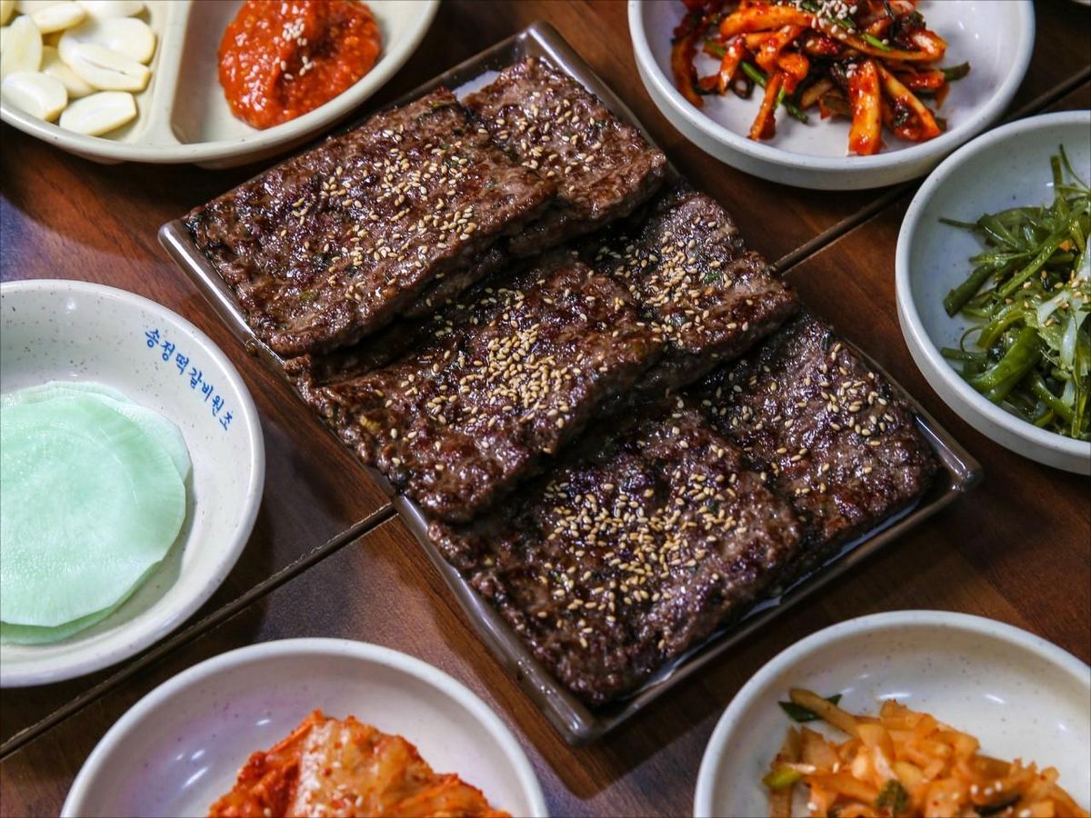 ‘한우떡갈비’는 담백한 양념과 부드러운 식감으로 남녀노소 모두 좋아하는 메뉴다. / 출처: 송정떡갈비 1호점 네이버지도 업체 제공