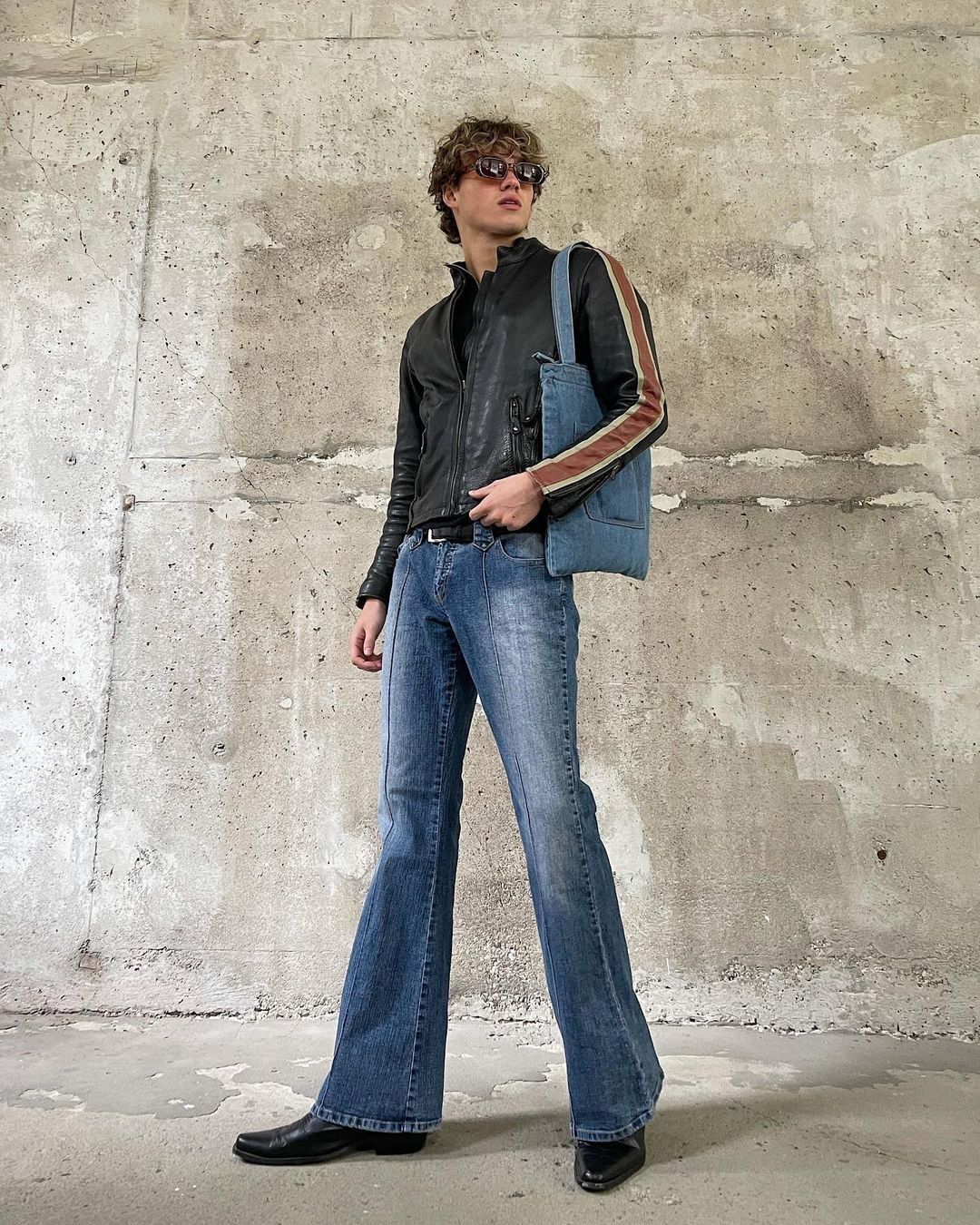 빈티지 바이커 자켓과 Y2K 레트로 감성이 느껴지는 부츠컷 데님 팬츠. / 이미지 출처: 인스타그램 @nick.reid