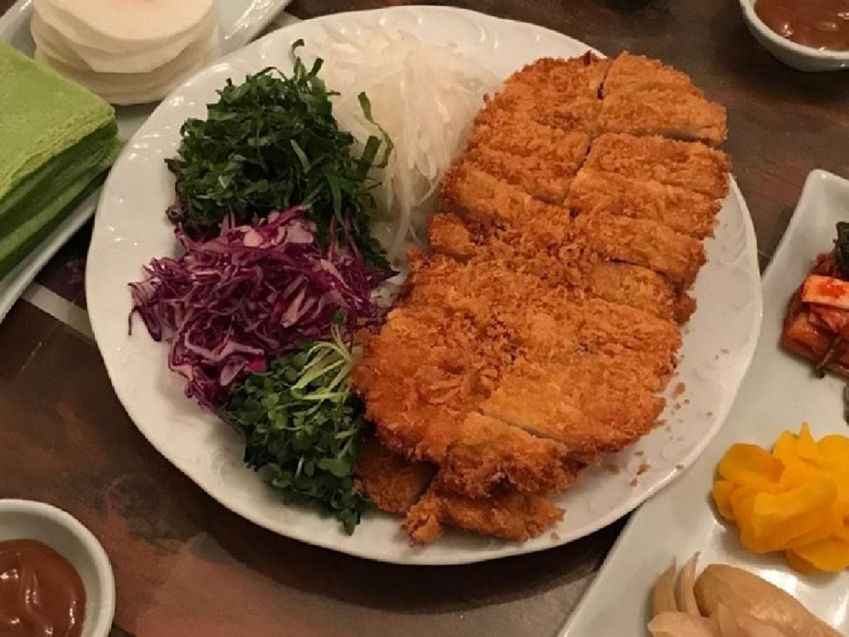 ‘데이지’에서는 밀전병에 돈가스와 각종 야채를 싸 먹는 색다른 경험을 해볼 수 있다. / 출처: 데이지 네이버지도 업체 제공