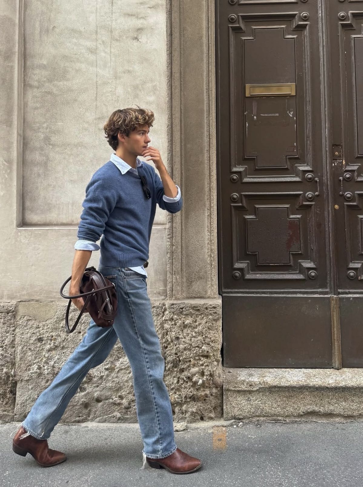 깔끔하면서도 빈티지한 무드의 스트레이트 핏 데님 팬츠에 니트 코디는 세련된 데일리룩을 만들어준다. / 이미지 출처: 인스타그램 @nick.reid