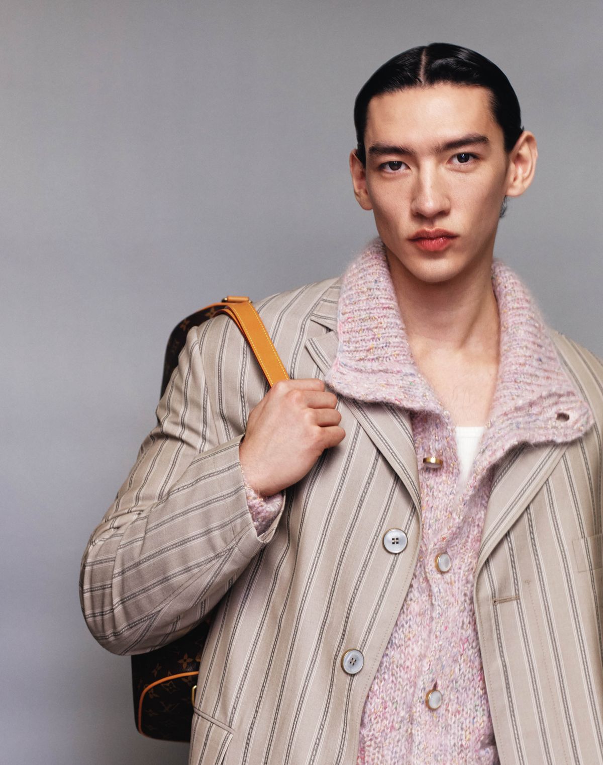 재킷, 카디건, 톱, 백 모두 루이 비통.