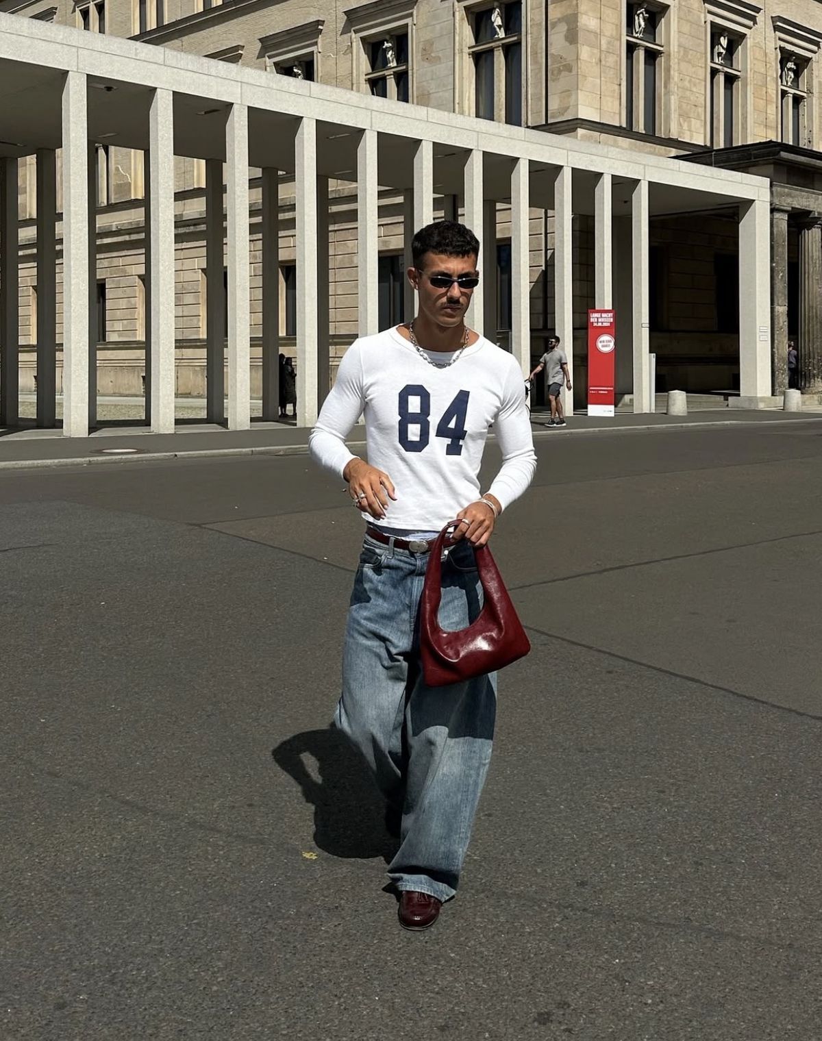 보디 라인이 돋보이는 티셔츠와 와이드 핏 데님팬츠에 액세서리까지 더해 스트리트 감성을 살렸다. / 이미지 출처: 인스타그램@pablolarasanz