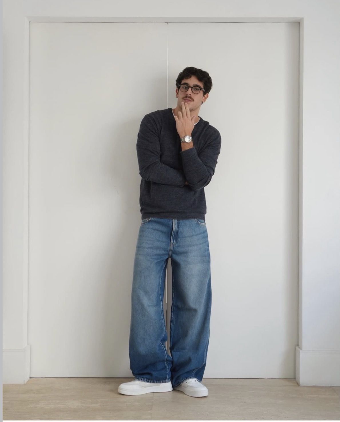 편안하고 클래식한 디자인의 와이드 핏 데님 팬츠와 니트의 조합은 포근한 인상을 줄 수 있다. / 이미지 출처: 인스타그램 @brederodi