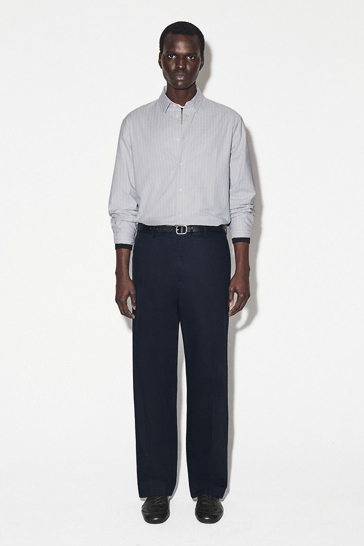 단정하게 잠궈 포멀한 느낌으로 스타일링할 수 있다 / 이미지 출처: 코스