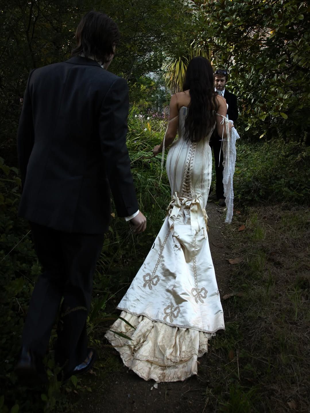 서늘한 고딕 무드의 웨딩 스냅 / 이미지 출처: 인스타그램 @harleyweir