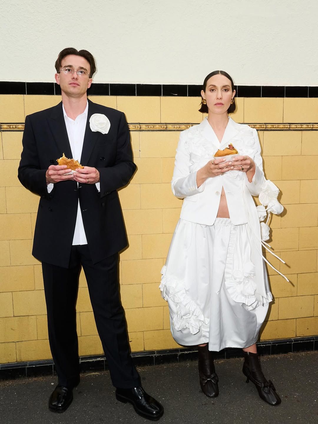 무심한 듯 키치한 무드의 웨딩 스냅 / 이미지 출처: 인스타그램 @kaylamaypettykook