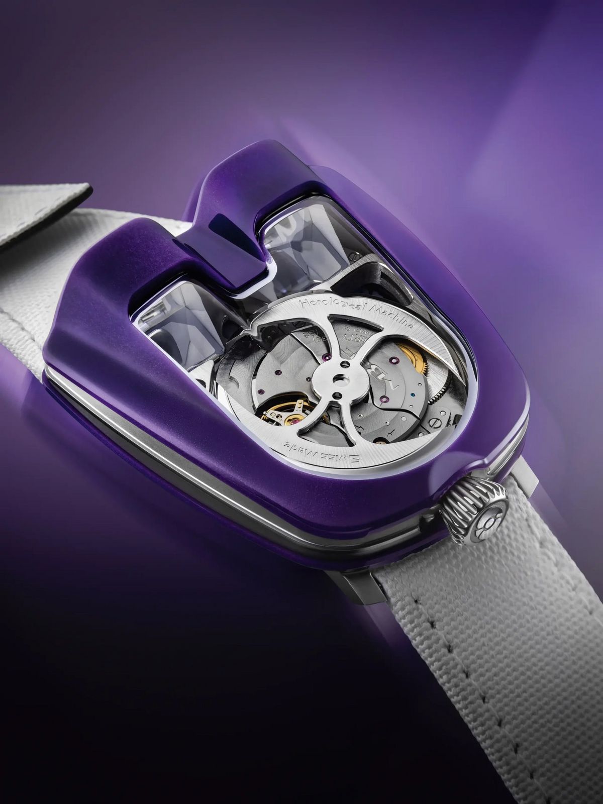 티타늄 섀시 위에 카본마크로론 바디 패널을 조립하는 자동차 차체 공법으로 완성한 MB&F HM8 마크2 퍼플 / 이미지 출처 : MB&F