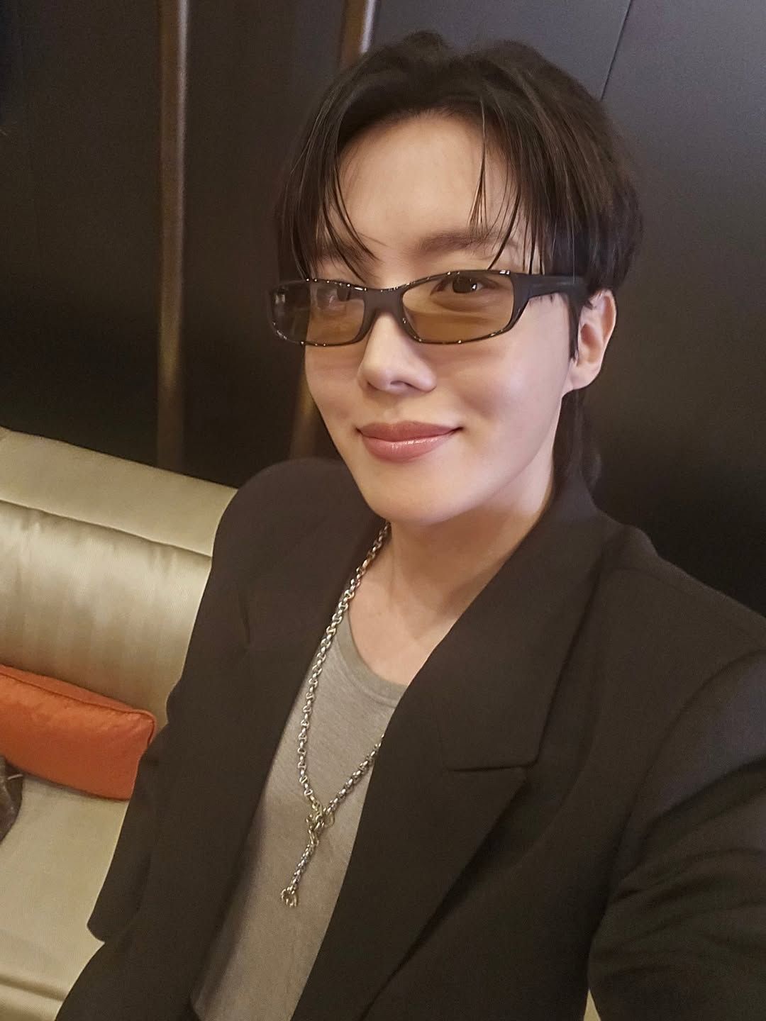 눈 피로도를 낮춰주는 효과를 가진 브라운 틴트 선글라스 / 이미지 출처: 인스타그램 @uarmyhope