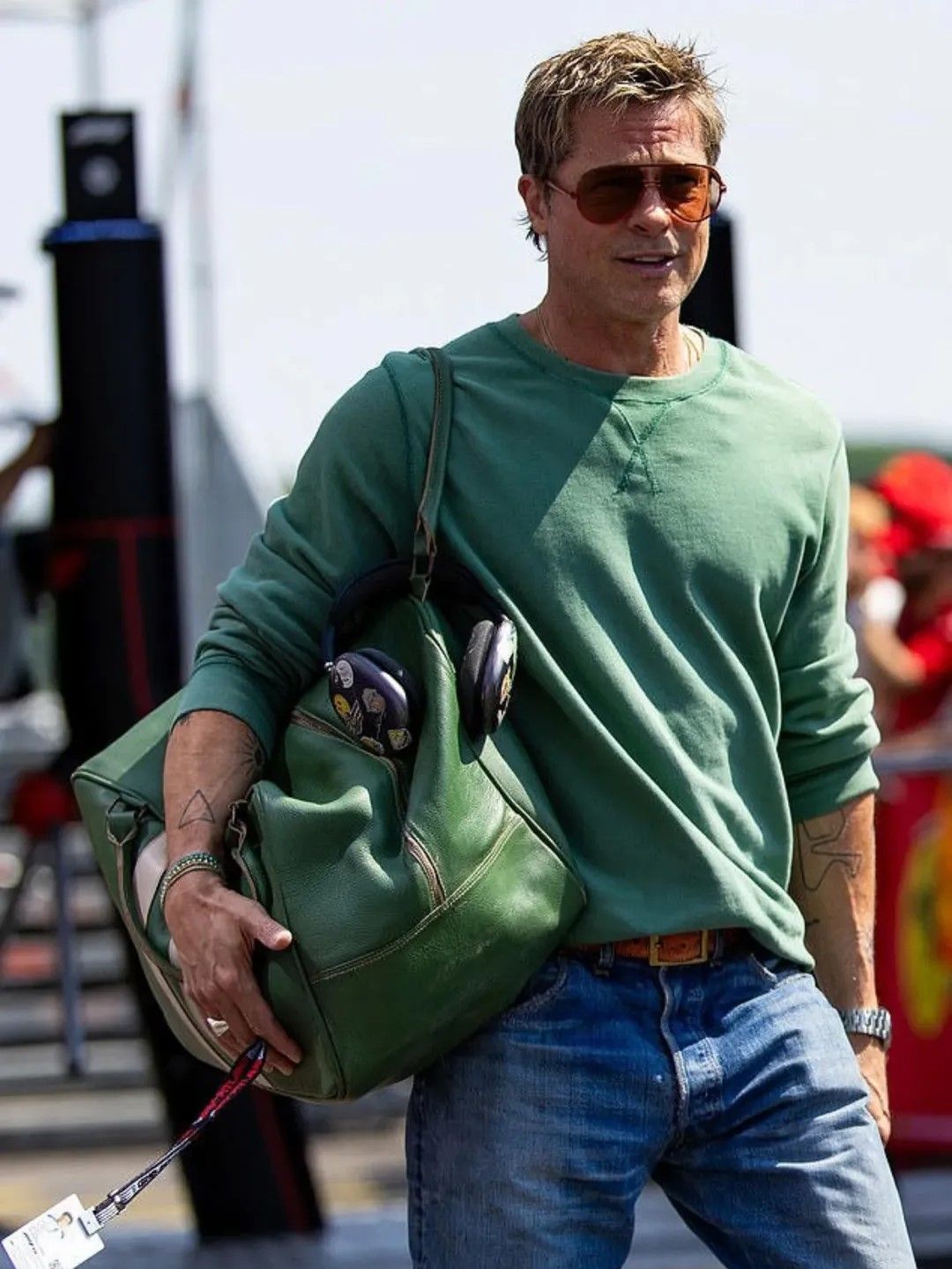 브래드 피트의 브라운 틴트 선글라스 스타일링 / 이미지 출처: 인스타그램 @bradpittsbee