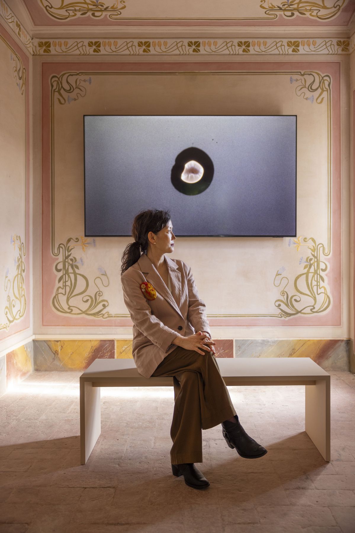 토스카나 몬탈치노에 위치한 카스텔지오콘도에 설치된 작품과 박선민 작가 / 이미지 출처: 프레스코발디, Nicola Gnesi