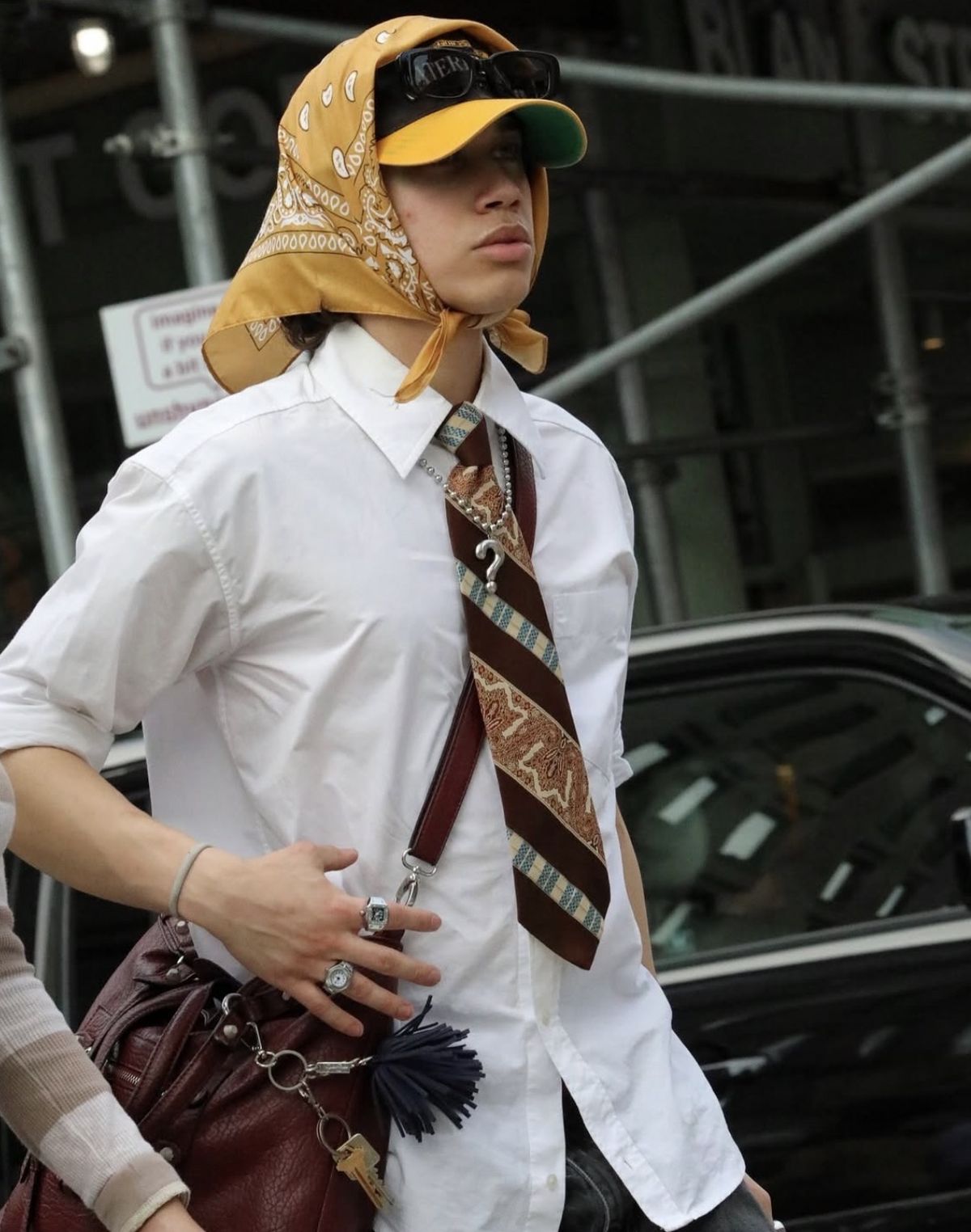화이트 셔츠와 사선 스트라이프 타이를 착용했으며, 머리에 스카프를 두르고 그 안에 캡을 착용해 그래니코어를 완성했다. / 이미지 출처: 인스타그램 @meninsoho