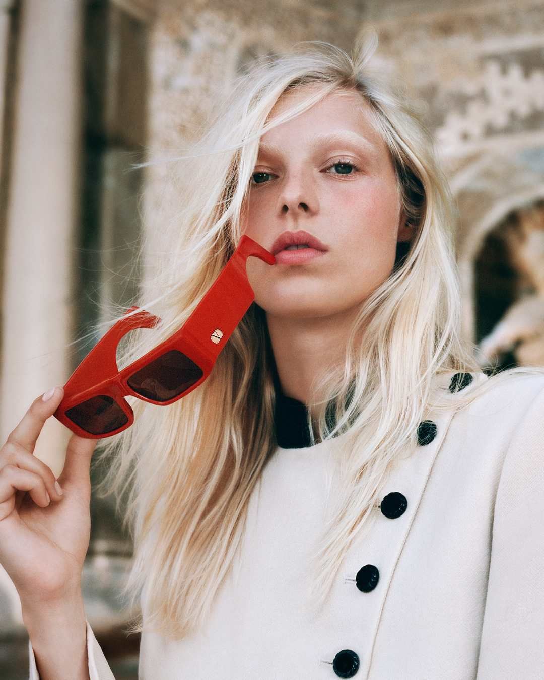 우아함과 개성을 담아내는 ‘오브제’로 재정의하는 데 초점을 맞춘 발렌티노 2026 SS 아이웨어 컬렉션 / 이미지 출처: 발렌티노.