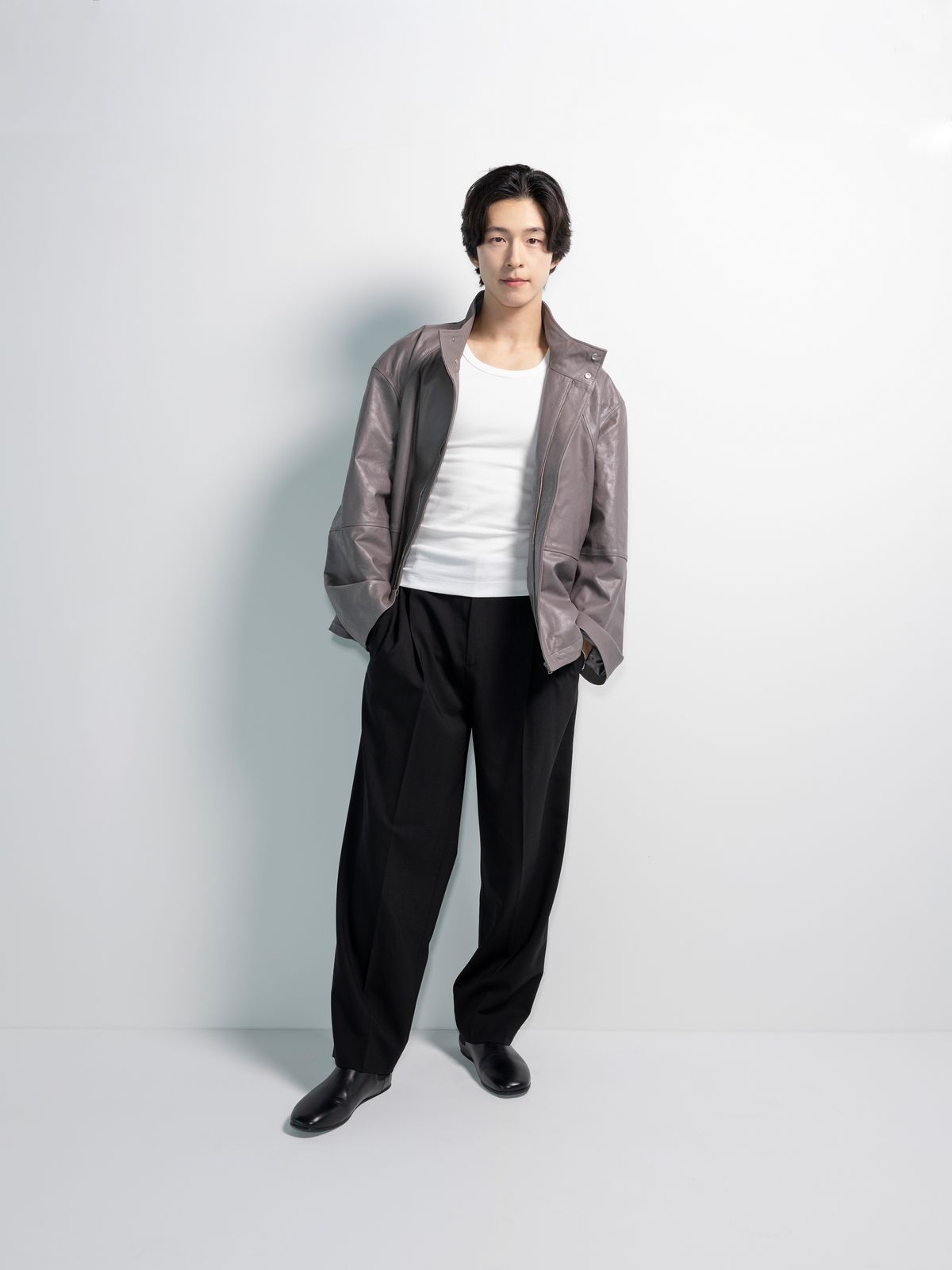 코스 쇼에 참석한 홍경 | 출처: COS