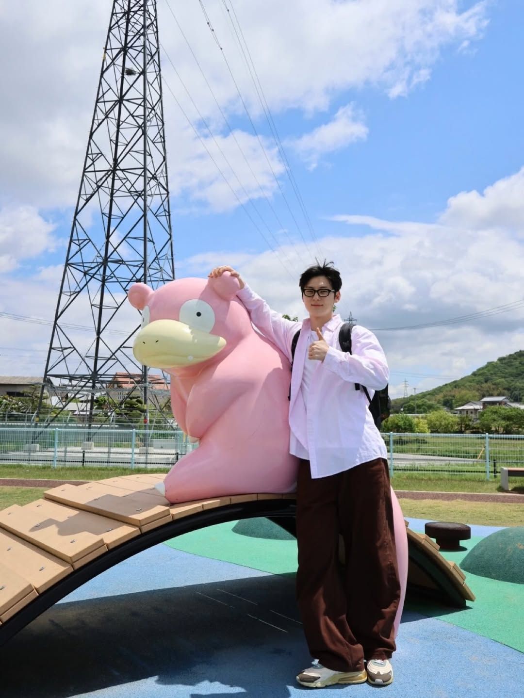 부드러운 파스텔 톤 셔츠는 만능 아이템 / 이미지 출처: 황민현 인스타그램(@optimushwang).