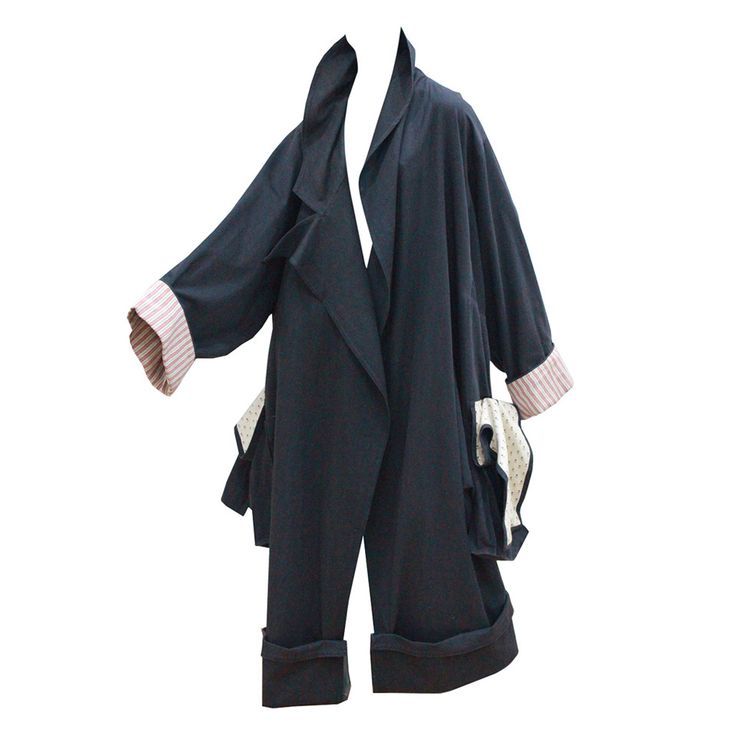 존 갈리아노의 센트럴 세인트 마틴 예술대학 졸업 컬렉션인 레 앵크루아얄르의 코트 이미지. / 이미지 출처: wordpress.com