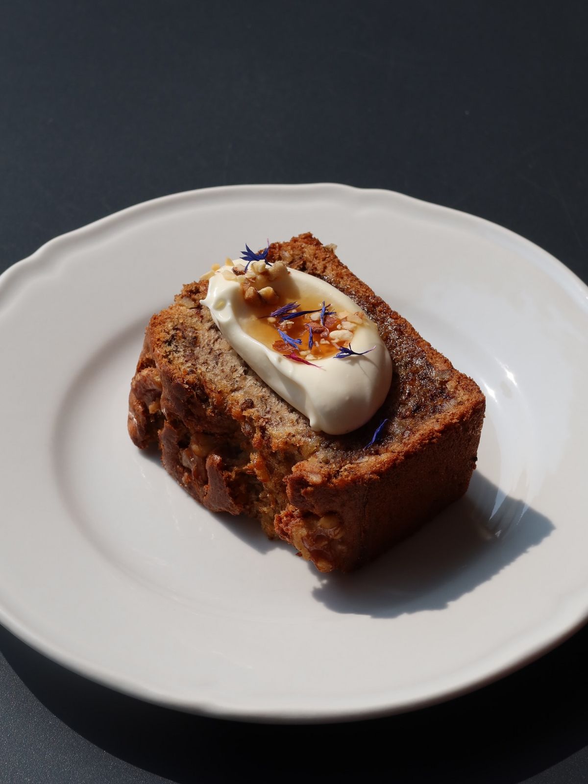 벚꽃 시즌에 포토 존 좌석을 잡으려면 오픈 런 필수. 이미지 출처 : 인스타그램 @saddles_coffee 