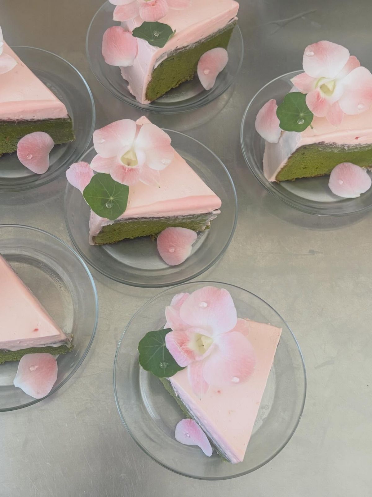 자두 말차 케이크와 하트 롤. 이미지 출처 : 인스타그램 @_pluming_cafe 