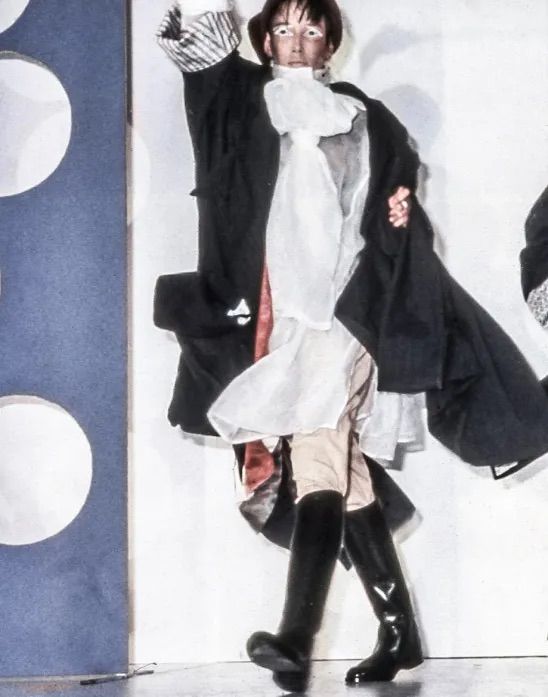  존 갈리아노의 센트럴 세인트 마틴 예술대학 졸업 컬렉션인 레 앵크루아얄르의 한 장면. / 이미지 출처: wordpress.com