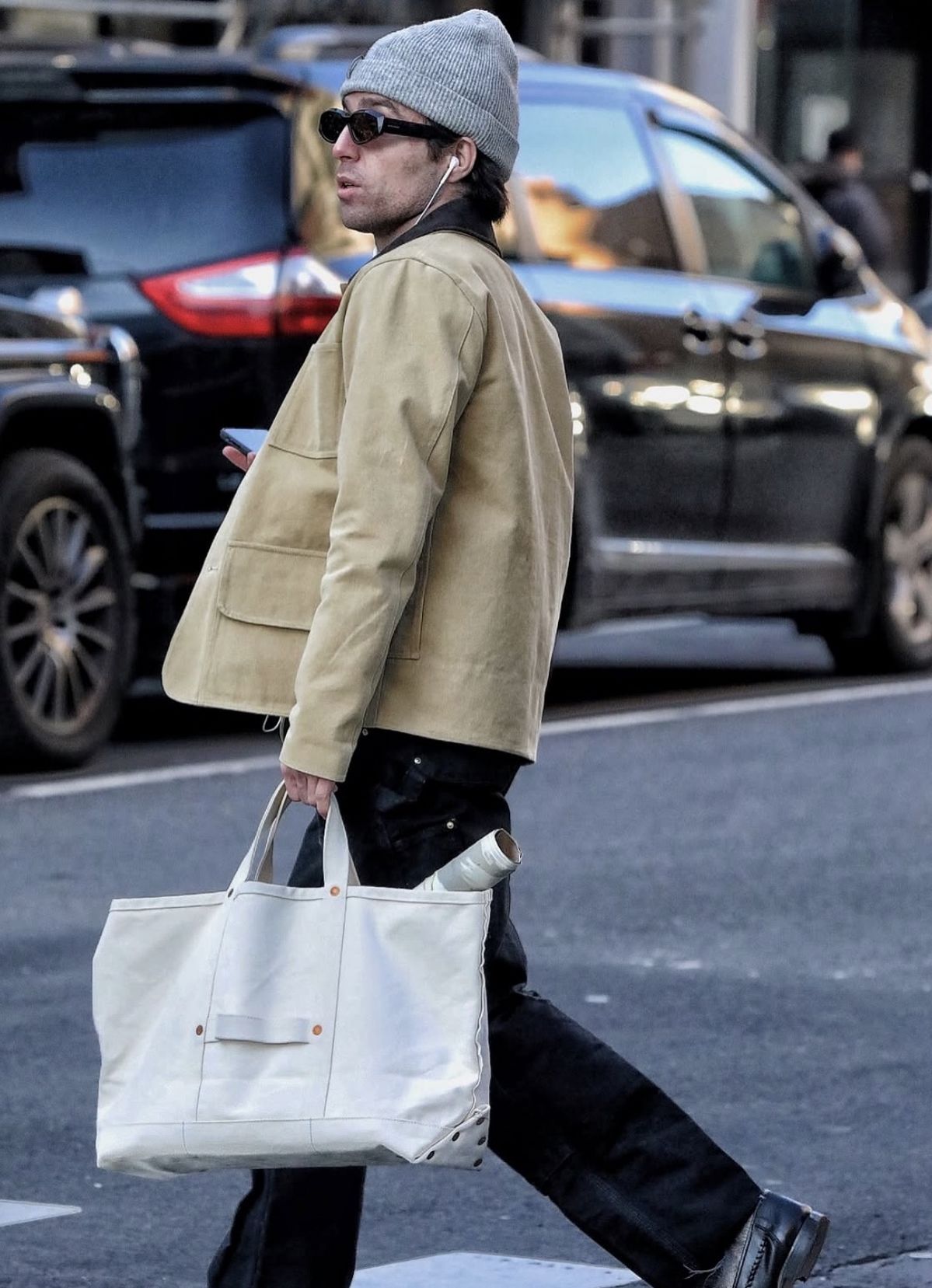 워크 자켓과 넉넉한 수납공간을 가진 캔버스 소재의 토트백을 매치하여 캐주얼한 느낌을 살렸다. / 이미지 출처: 인스타그램 @meninsoho