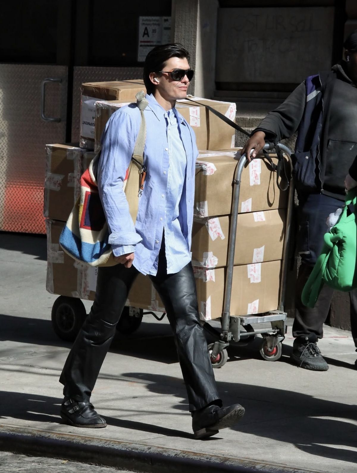 레이어링한 스트라이프 셔츠와 레더 팬츠의 조합이 조화롭다. / 이미지 출처: 인스타그램 @meninsoho 