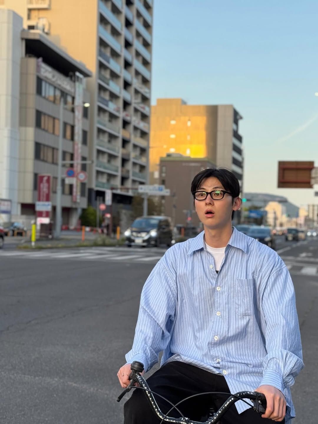 부드러운 파스텔 톤 셔츠는 만능 아이템 / 이미지 출처: 황민현 인스타그램(@optimushwang).