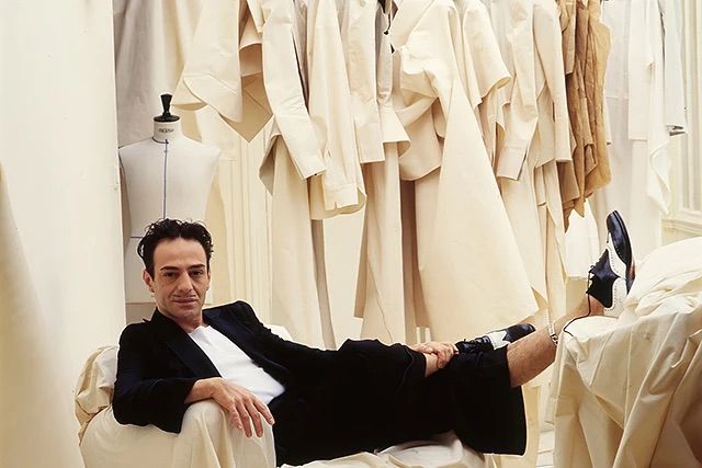 1994년 당시 자신의 작업실에서 촬영된 사진으로, 배경에는 수많은 의상들이 걸려있다. / 이미지 출처: 게티 이미지. 