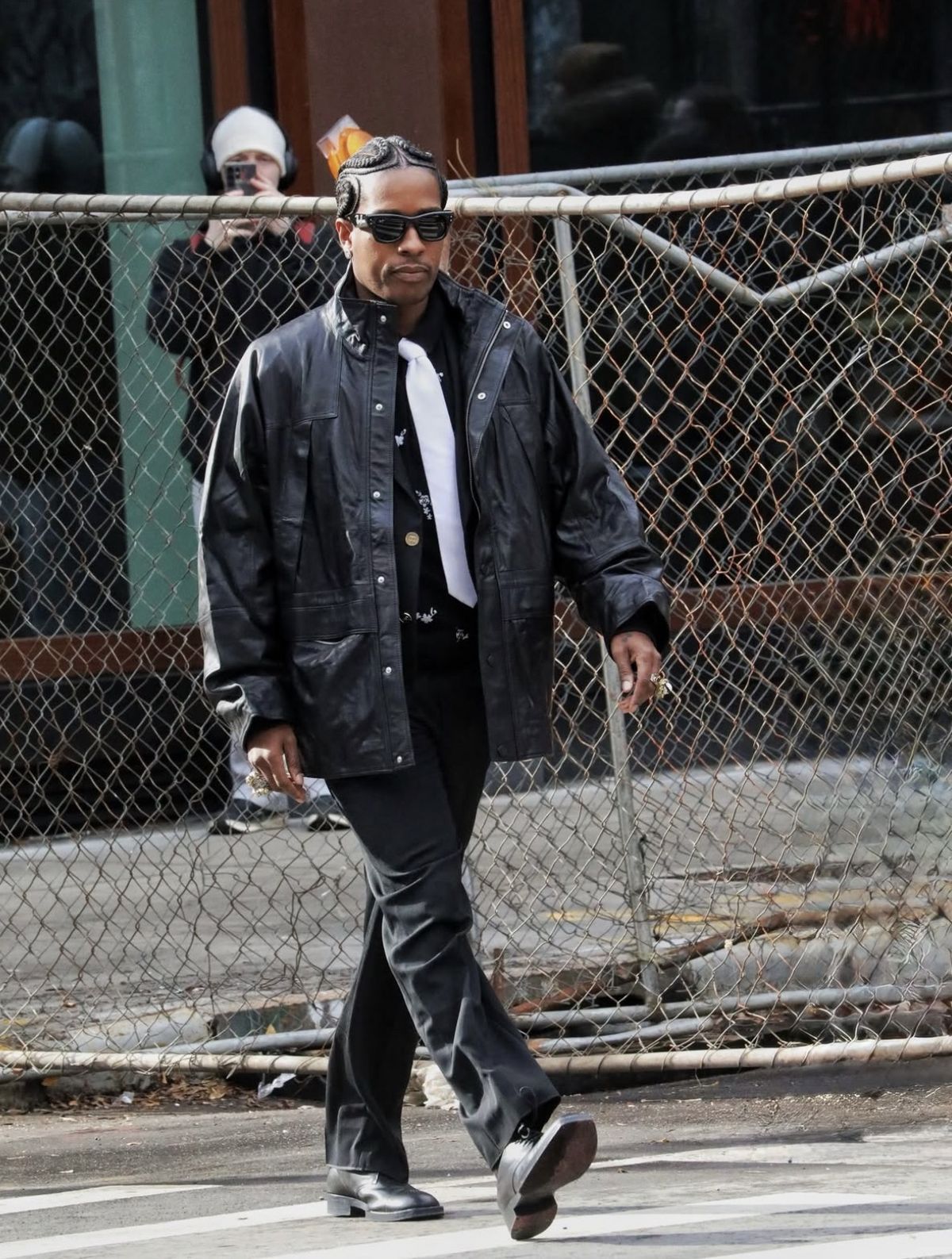 빈티지한 레더 자켓에 화이트 컬러의 타이를 매치하여 포멀하면서도 힙한 감성을 선보인 에이셉 라키. / 이미지 출처: @meninsoho