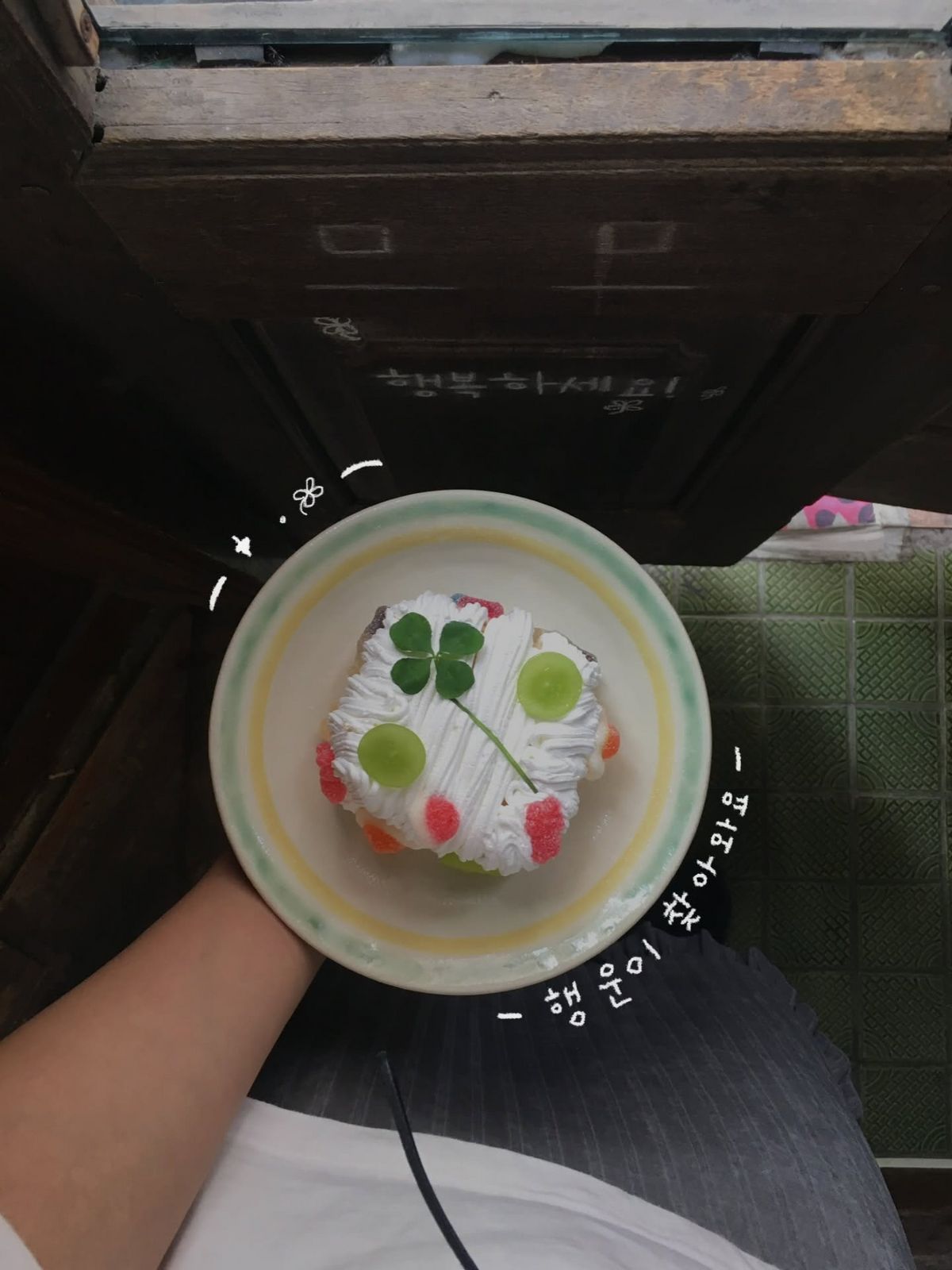 부산에서 아기자기한 파블로바와 개성 넘치는 디저트로 사랑받고 있는 ‘므므’. 이미지 출처 : 인스타그램 @mm_mois