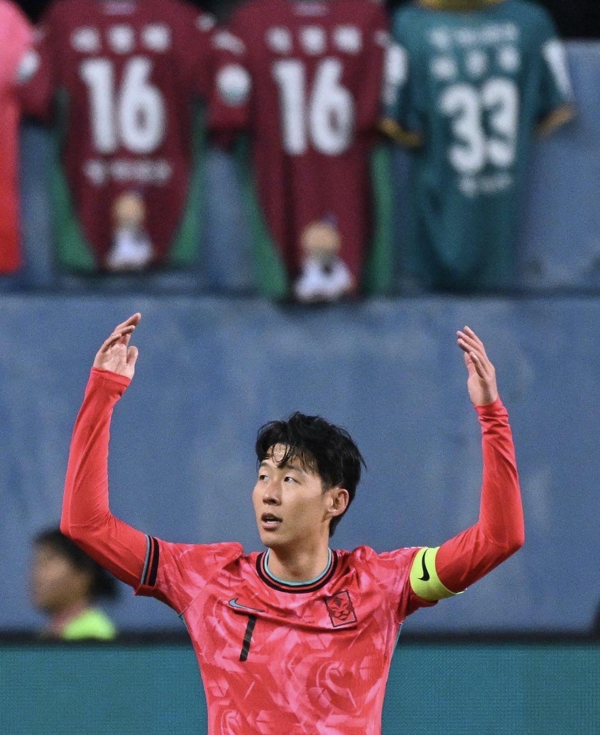 랄프 랑닉 감독은 손흥민을 영입하려 했었다고 밝히며, 한국을 만만하게 보지 않겠다는 뜻을 비췄다. / 출처: 월드컵 공식 인스타그램(@fifaworldcup)