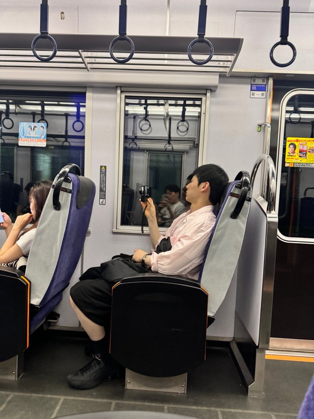 부드러운 파스텔 톤 셔츠는 만능 아이템 / 이미지 출처: 황민현 인스타그램(@optimushwang).