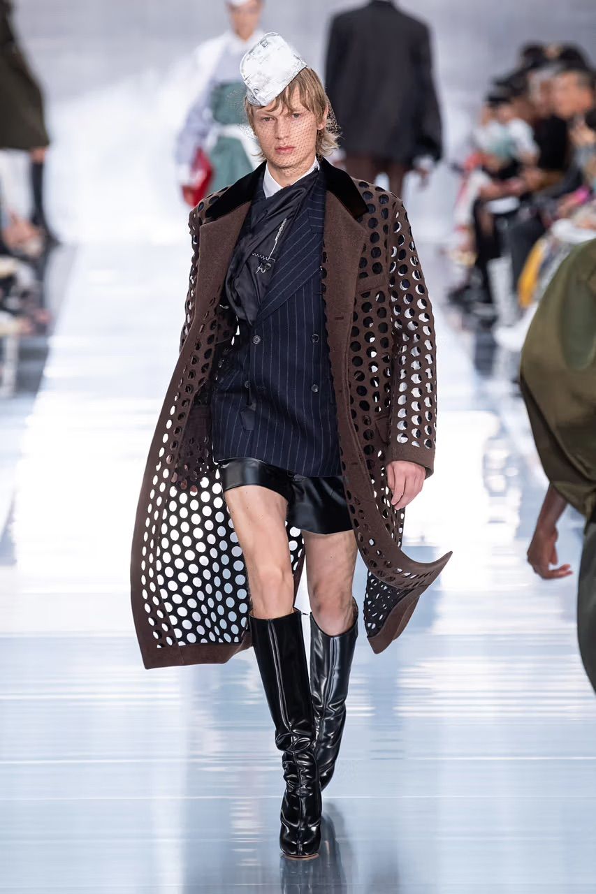 메종 마르지엘라의 2020 SS 레디투웨어 컬렉션의 런웨이 모습. 제2차 세계대전 당시의 군복 및 유니폼에서 영감을 받아 현대적으로 재해석했다. / 이미지 출처: 메종 마르지엘라.