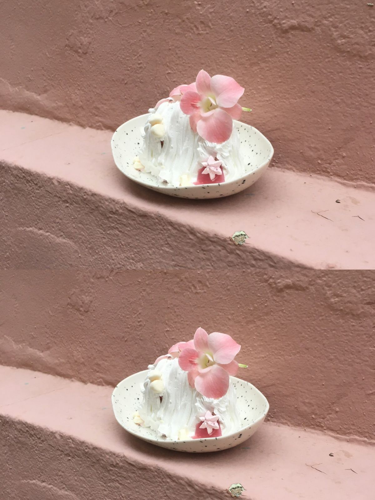 부산에서 아기자기한 파블로바와 개성 넘치는 디저트로 사랑받고 있는 ‘므므’. 이미지 출처 : 인스타그램 @mm_mois