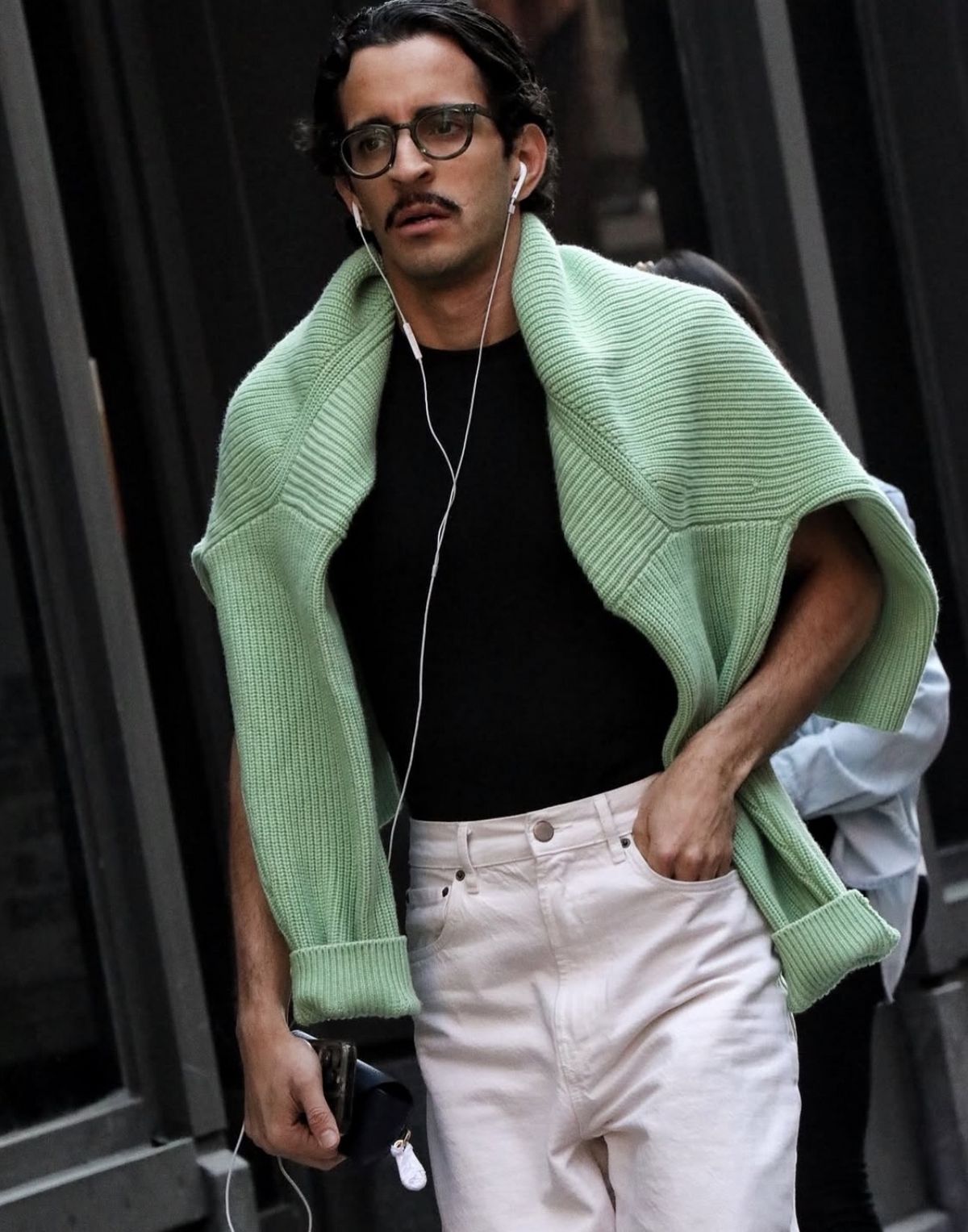 미니멀하면서도 감각적인 그린 컬러의 니트로 포인트를 살린 룩. / 이미지 출처: 인스타그램 @meninsoho